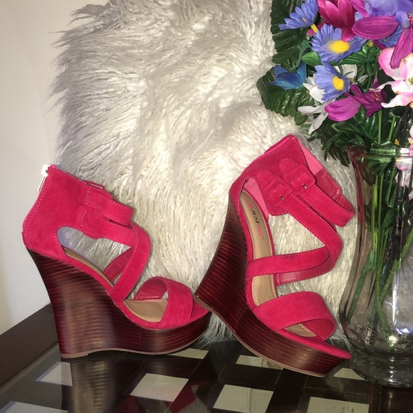 Women’s Fuchsia Wedge Strap Sandals - Picture 5 of 12